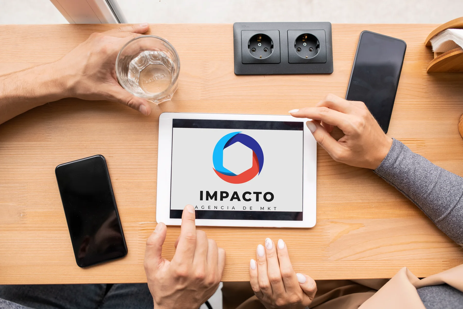 Equipo de Impacto revisando una estrategia digital